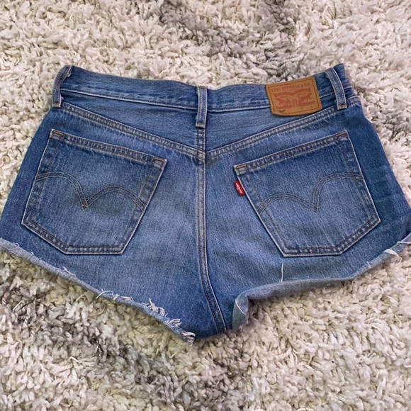 levis 501 medium wash shorts - Picture 2 of 2